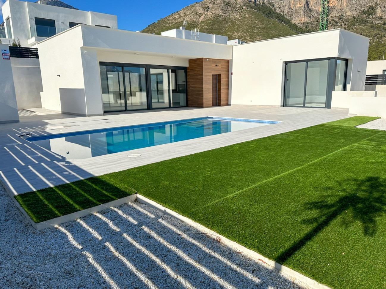 Villa de obra nueva con sótano en Polop, última vivienda