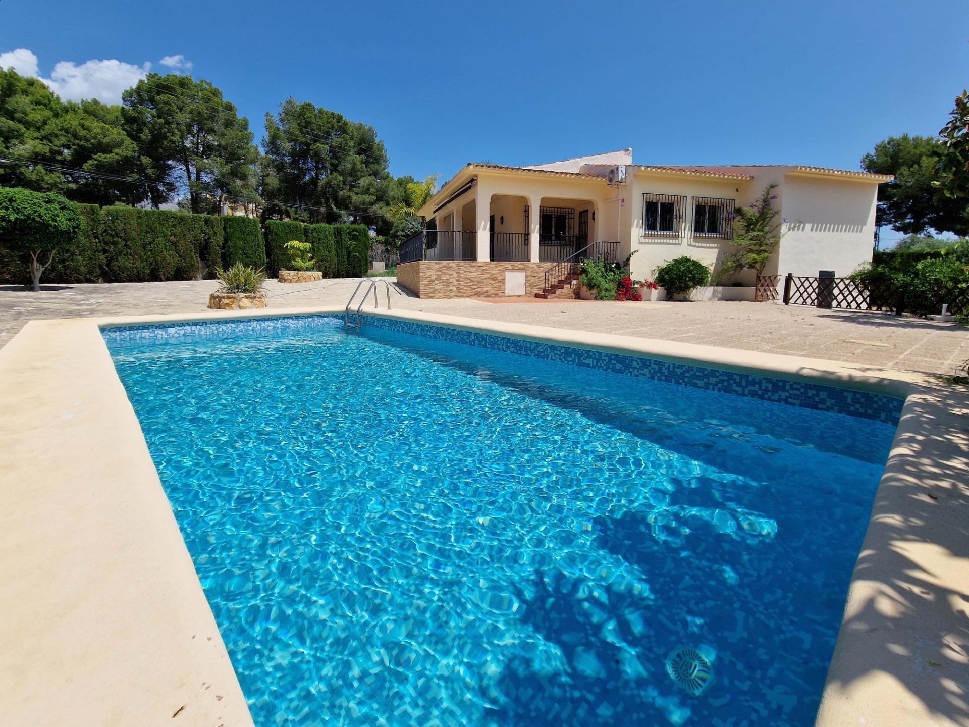 Одноэтажный дом с бассейном рядом с Бенидорм